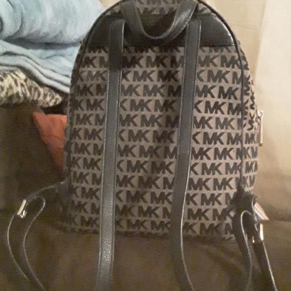 Authentic Michael Kors backpack - Picture 2 of 3